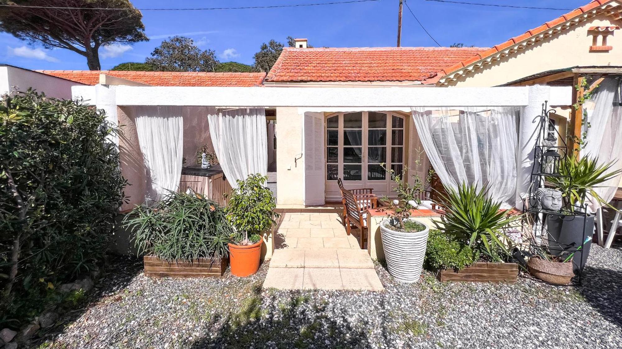 Reve D'azur En Bord De Mer, Avec Piscine Partagee, Parking Barbecue, Draps Inclus A La Nartelle Holiday home