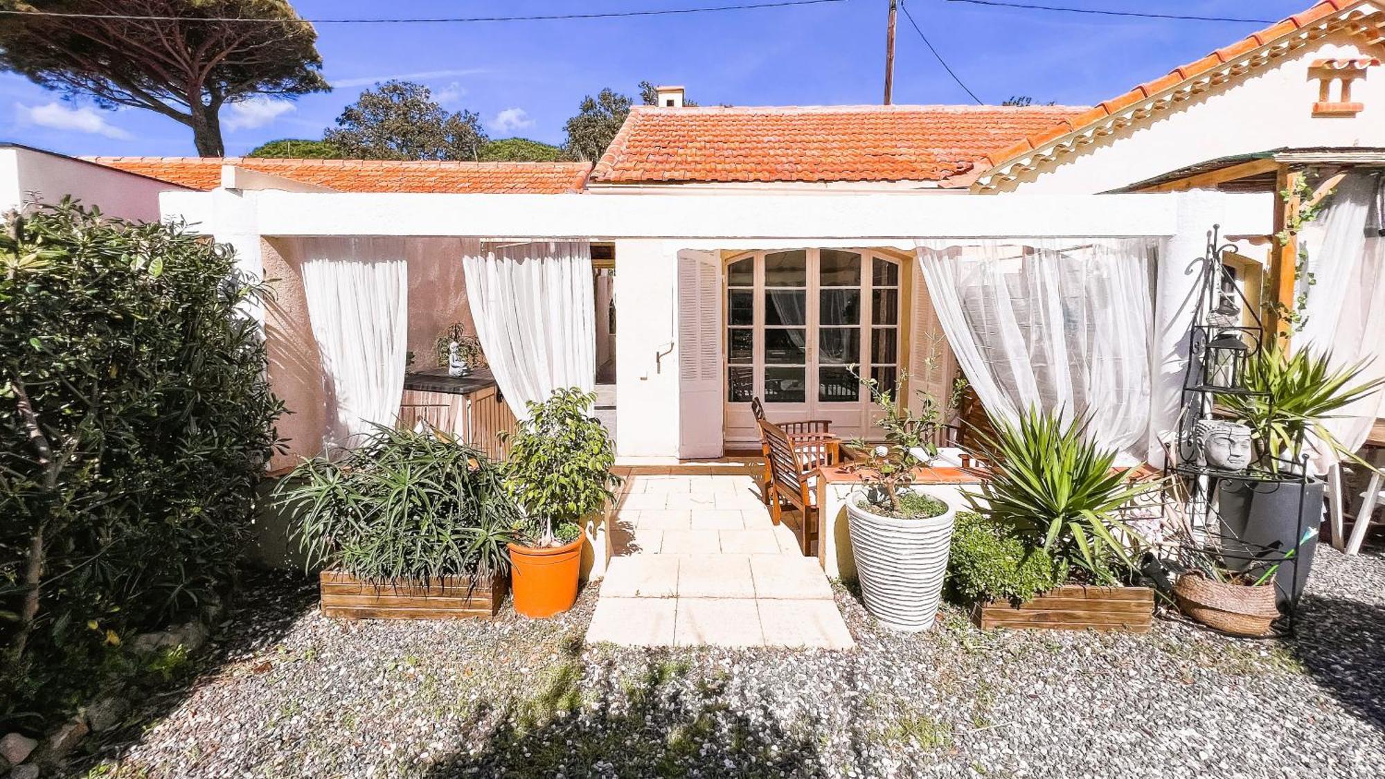 Reve D'azur En Bord De Mer, Avec Piscine Partagee, Parking Barbecue, Draps Inclus A La Nartelle